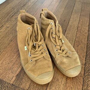 Cariuma Tan and Green Sneakers